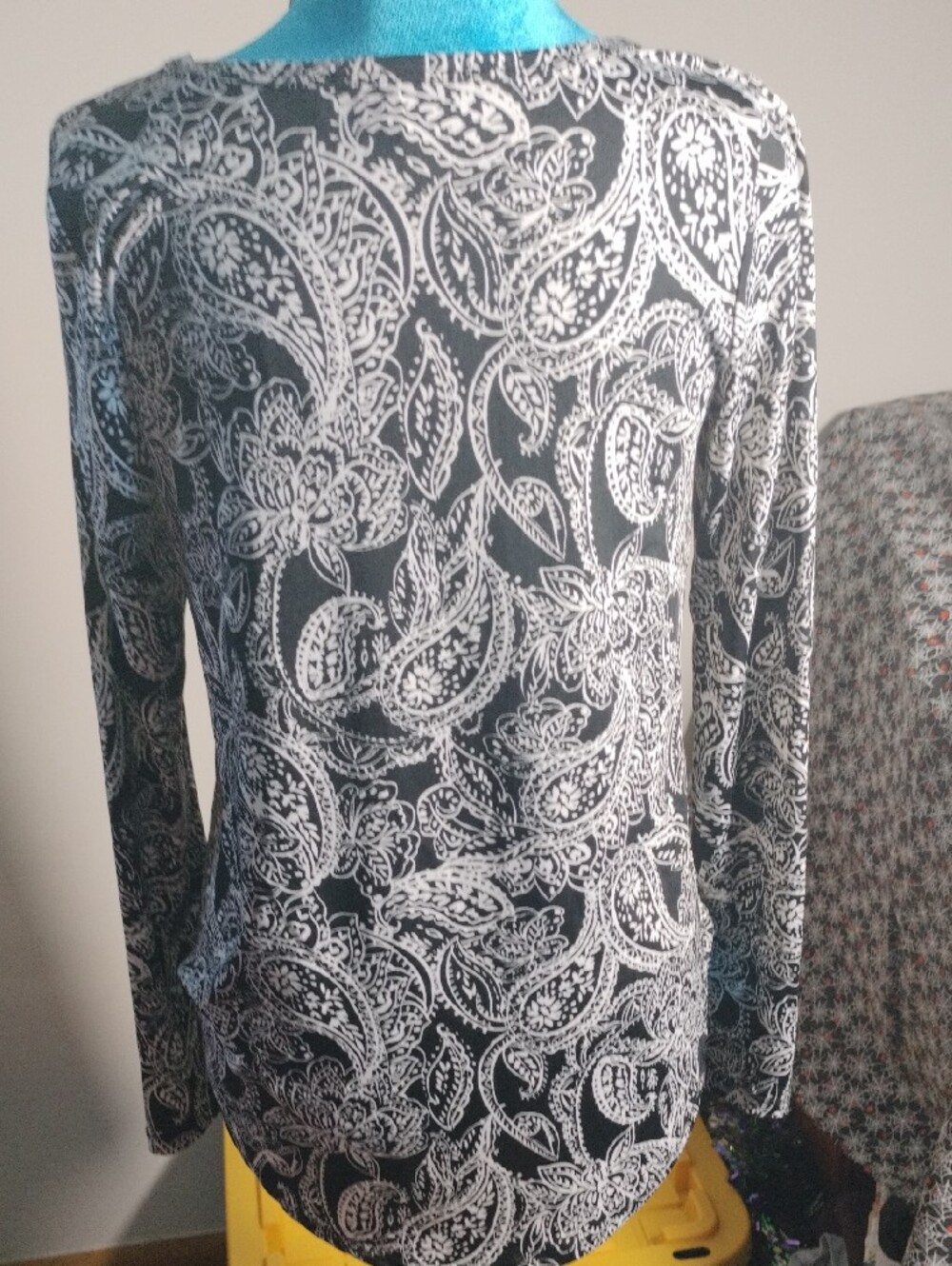 Karen Kane Long Sleeve Black and White Paisley Top. Fits S-8-10 - Picture 2 of 4